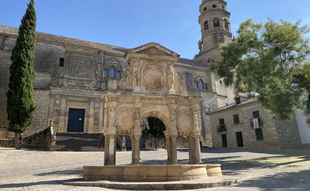 Plaza de Santa María con Catedral al fondo.