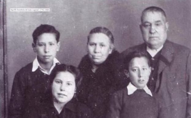 Luis (Luisón) y Petra, junto a sus hijos, en una fotografía del album familiar. Abajo a la derecha, Rogelio.