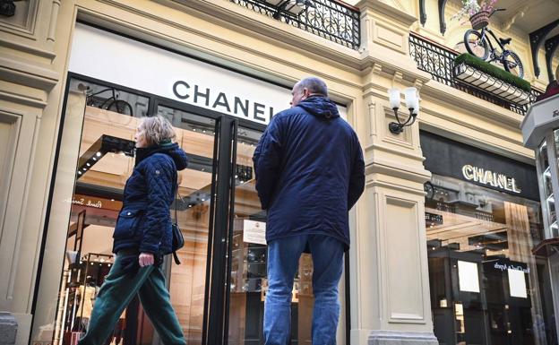 Ciudadanos pasan ante una tienda cerrada de Chanel en Moscú.