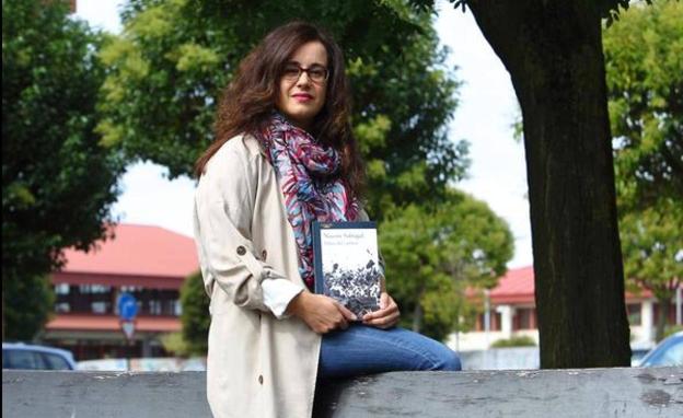 La autora Noemí Sabugal junto a su novela 'Hijos del carbón'.
