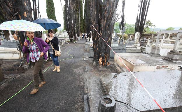 El Ayuntamiento de Cacabelos se reúne con las familias afectadas por la caída de un rayo en el cementerio