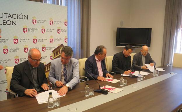 Diputación y la Diócesis de Astorga firman un convenio de 200.000 euros para el arreglo de templos
