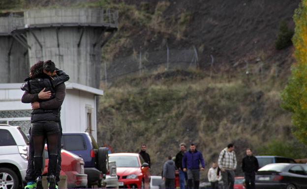 Las acusaciones piden hasta siete años de prisión a los 16 imputados por el accidente en el pozo Emilio