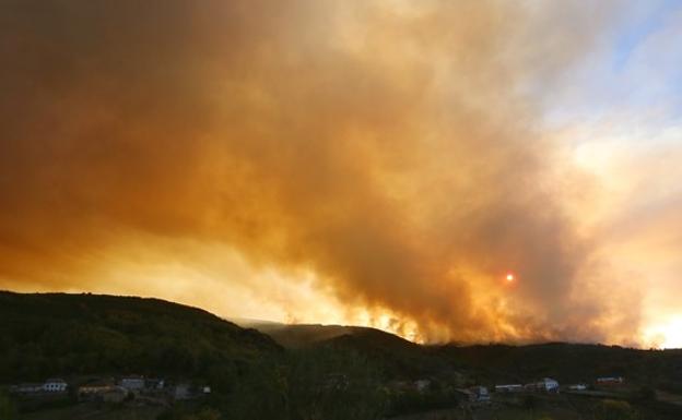 Numerosos medios trabajan en la extinción de dos incendios en Vega de Valcarce y Llamas de Cabrera