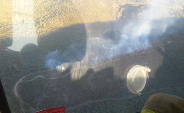 Medios de extinción trabajan en un incendio originado esta tarde en Las Médulas