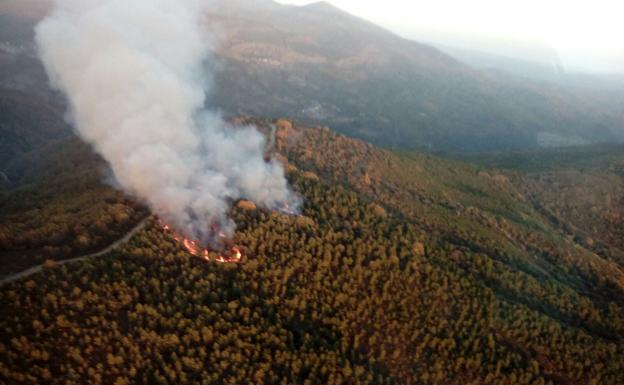 Medio centenar de efectivos trabajan para extinguir dos incendios en Berlanga y Las Médulas