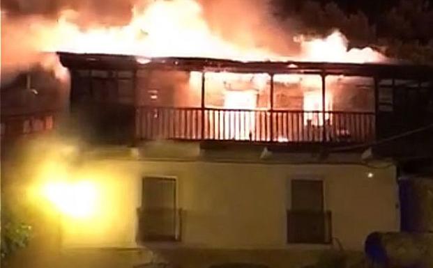Un incendio calcina dos viviendas en la localidad ponferradina de Valdefrancos