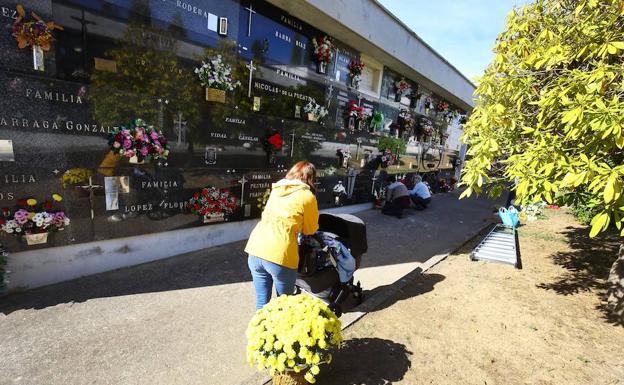 Miles de personas recuerdan a sus seres queridos con su visita a los cementerios de Castilla y León