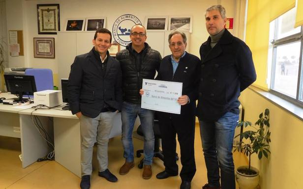 Cementos Cosmos y sus empleados donan 3.000 euros a los bancos de alimentos de Ponferrada y Toral