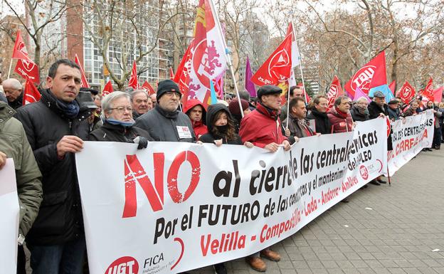 Medio millar de personas se concentra frente al Ministerio de Energía en defensa de las térmicas