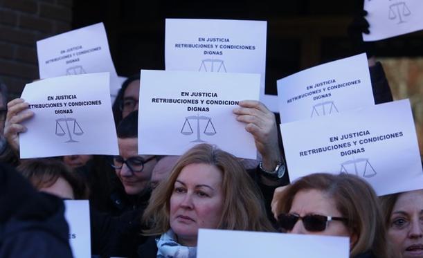 Los funcionarios de los juzgados de Ponferrada salen a la calle para exigir «retribuciones y condiciones dignas»