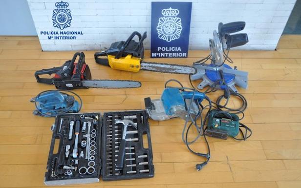 Dos detenidos en Ponferrada por vender por 'whatsapp' diversas herramientas robadas en un garaje