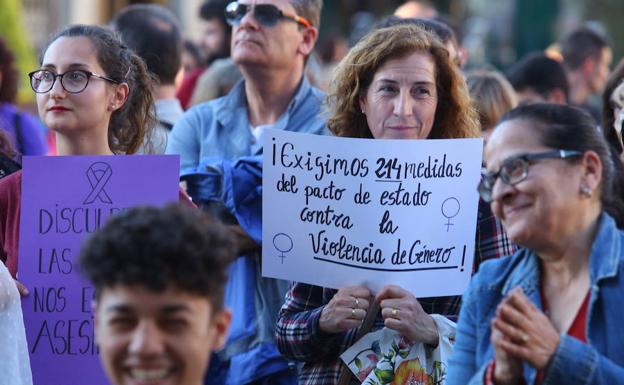 Decenas de voces exigen en Ponferrada más fondos contra la violencia de género
