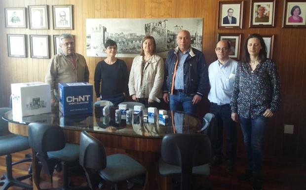La empresa Chint Electric dona material al IES Virgen de la Encina para las prácticas de alumnos