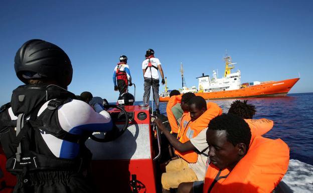 Castilla y León se ofrece a acoger a los inmigrantes del Aquarius, sobre todo los menores no acompañados