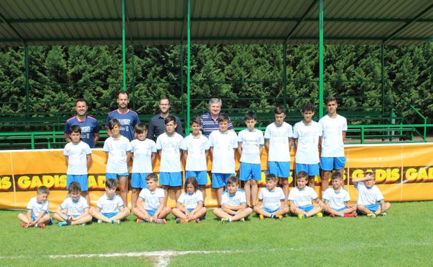 El III Campus Carracedelo Casanova forma a 23 niños en conceptos de fútbol