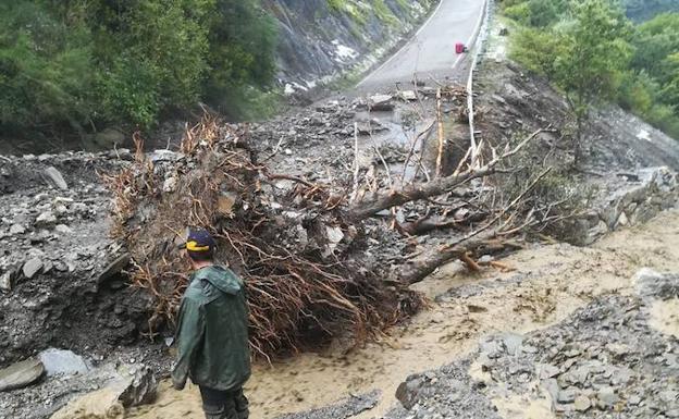 Una fuerte tormenta de granizo y agua provoca un nuevo corte en la carretera de Peñalba