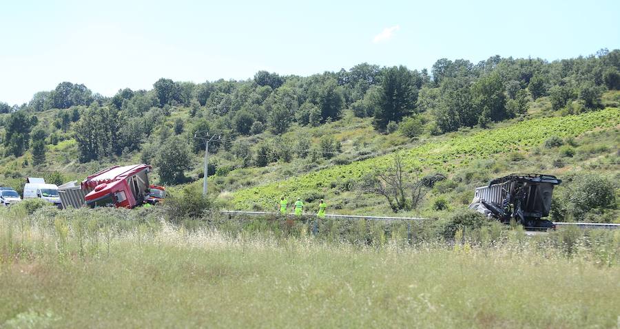 Colisión de dos camiones en la A-6 en Almázcara
