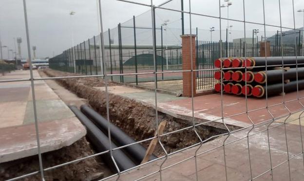 Las obras de la red de calor obligan a cortar el tráfico en la glorieta del cuartel de la Guardia Civil