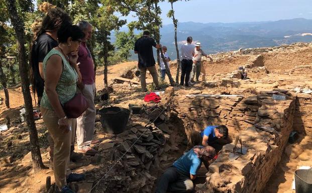 Concluye el tercer campo de trabajo de la Fundación Las Médulas en el Castro de la Peña del Hombre