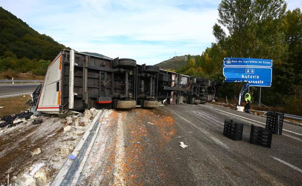Evacúan al Hospital del Bierzo a un varón excarcelado por los bomberos tras volcar con su camión en la A-6