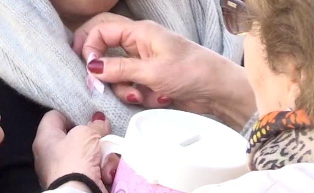 La importancia del 'lazo rosa': cada día se diagnostica un cáncer de mama en León