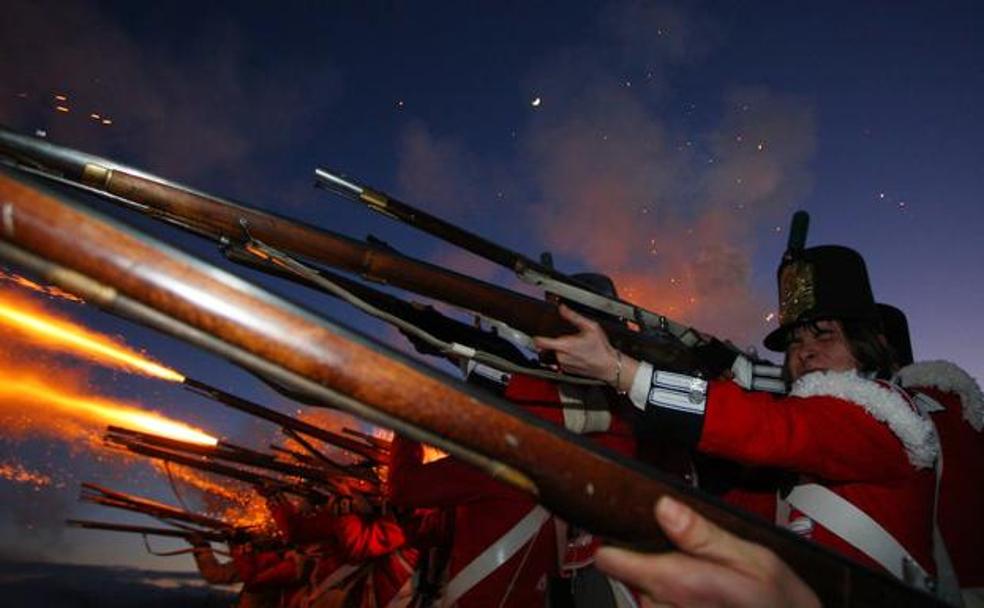 ¡LEVANTEN ARMAS!
