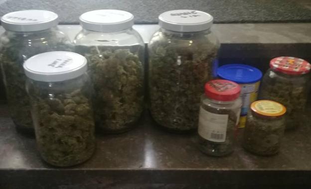 La Policía detiene a un joven en La Martina e interviene en su casa 3,5 kilos de marihuana