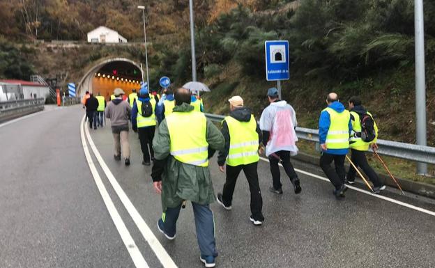 La marcha minera conquista Cangas del Narcea haciendo frente al mal tiempo