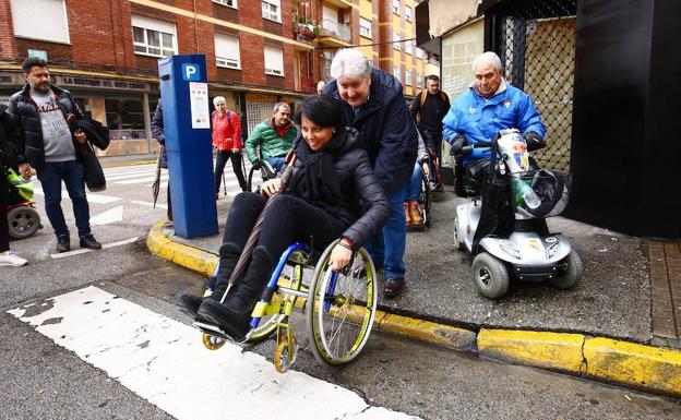 Escaleras y bordillos, principales obstáculos para las personas con movilidad reducida