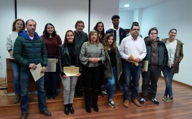 El Imfe entrega los diplomas a los 35 alumnos participantes en los cursos de ofimática e higiene alimentaria