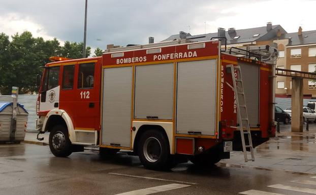 Los bomberos rescatan a cinco personas que quedaron atrapadas en dos pisos en un incendio en la travesía Reyes Católicos