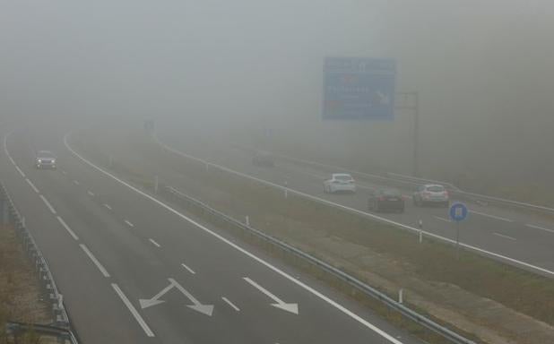 La niebla condiciona la circulación en ocho tramos de la red principal de carreteras de Castilla y León