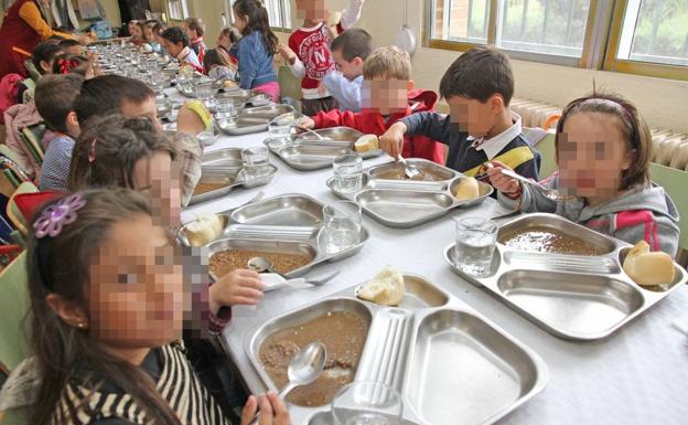 14 niños abandonan el comedor escolar en Toral de los Vados tras «ver gusanos» en el menú