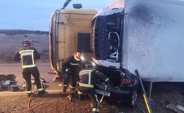 Milagroso accidente: un camión vuelca, aplasta a un vehículo y el conductor sale ileso