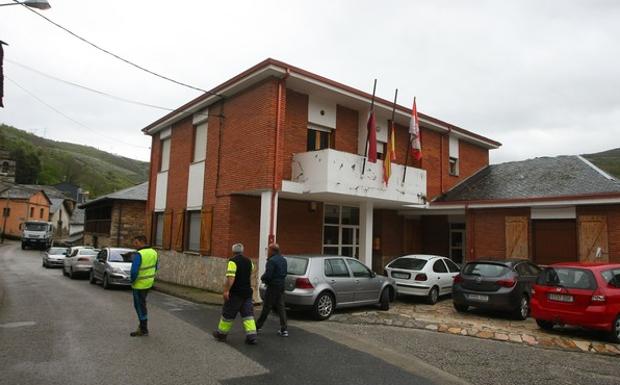 CB acusa al alcalde de Trabadelo de querer renovar el alumbrado «a toda prisa» para facilitar el relevo de su hijo al frente del Ayuntamiento