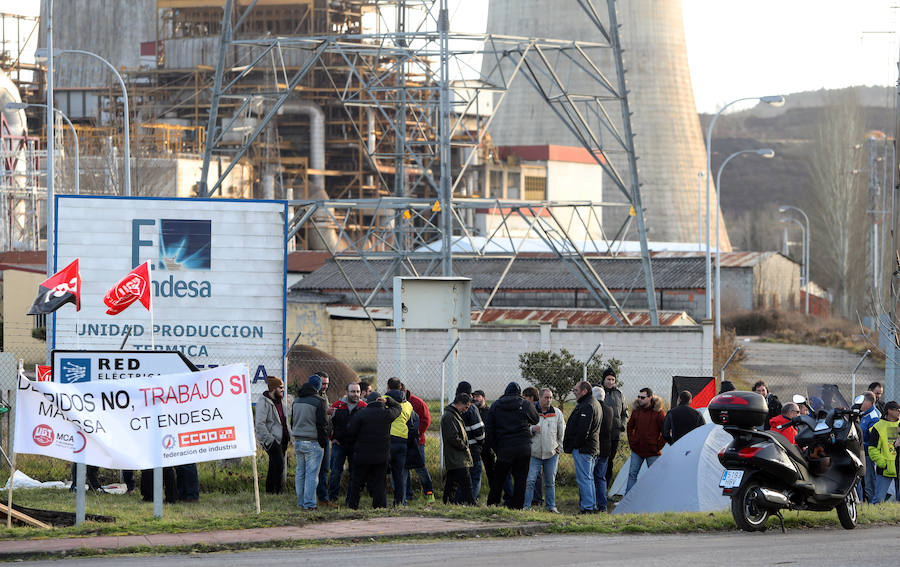 Las auxiliares de Endesa acampan ante la central para exigir que se les incluya en el plan de transición justa