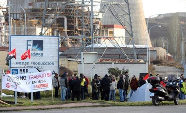 Las auxiliares de Endesa cumplen su quinto día de acampada ante la central bajo la amenaza de quedar en la calle en quince días