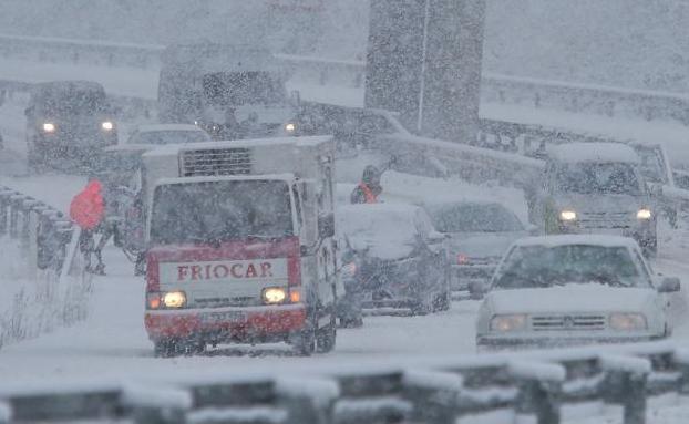 La nevada mantiene cortada la autovía A-6 en el puerto del Manzanal y en Vega de Valcarce