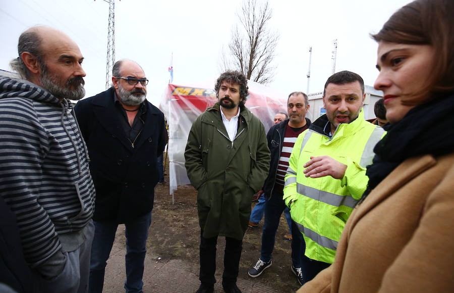 José Sarrión visita el campamento de las auxiliares en Compostilla II