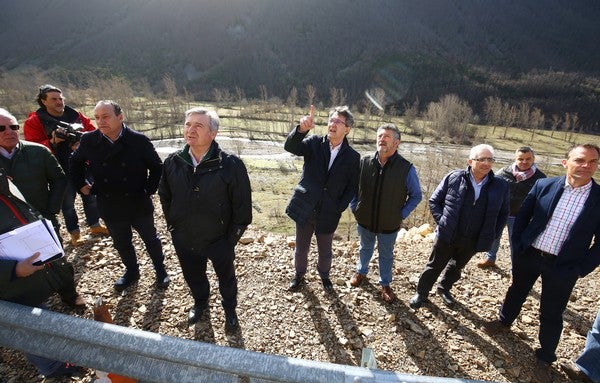 Majo visita a las obras de la carretera entre Matalavilla y Valseco