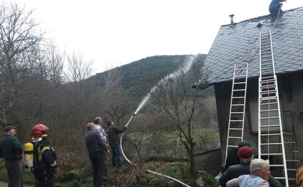 Los vecinos de Tremor de Abajo controlan un incendio en una vivienda antes de la llegada de Bomberos