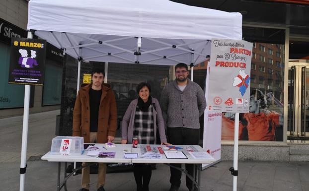 IU Ponferrada instala una mesa informativa en la plaza Lazúrtegui para recoger las propuestas de la ciudadanía