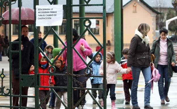 El Ayuntamiento ejecutará dos actuaciones urgentes para solucionar el problema de aguas fecales en el colegio Valentín García Yebra