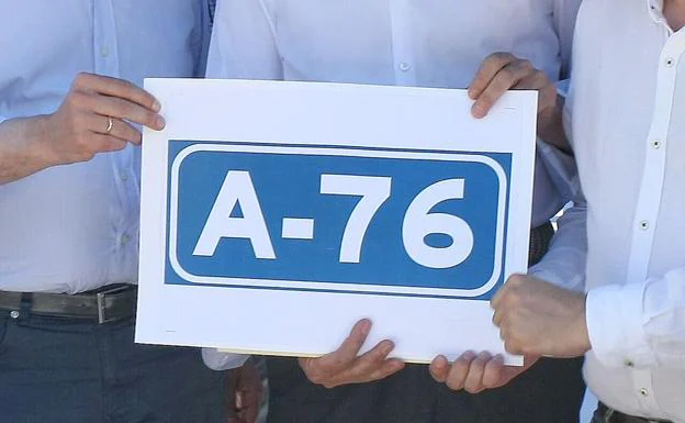 Imagen de un cartel para reclamar la A-76 en Ponferrada./César Sánchez