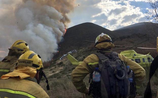 Medios aéreos trabajan para atajar y extinguir un incendio en Silván (Benuza)