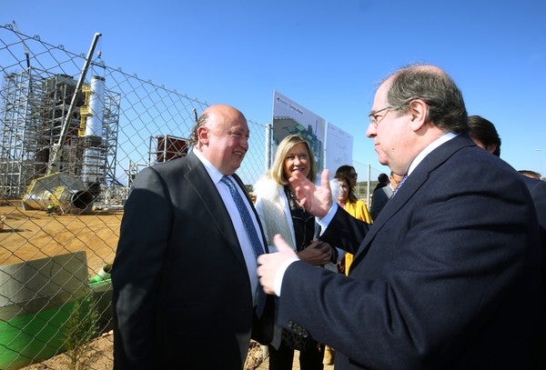 El presidente de la Junta visita las obras de la planta de biomasa de Forestalia en Cubillos del Sil