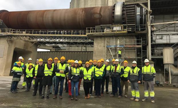 Cementos Cosmos recibe en Toral de los Vados a profesionales de los clústeres europeos de la minería y la industria