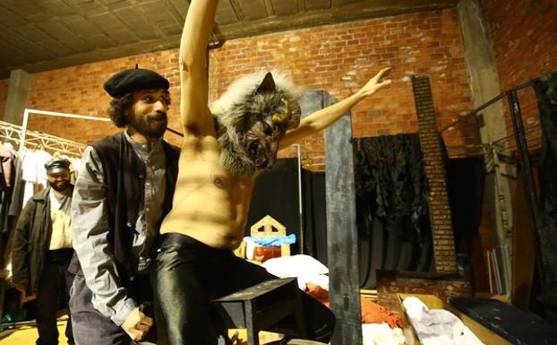 La compañía Conde Gatón levanta su 'Retablo de sombras' en el Teatro Bergidum de Ponferrada