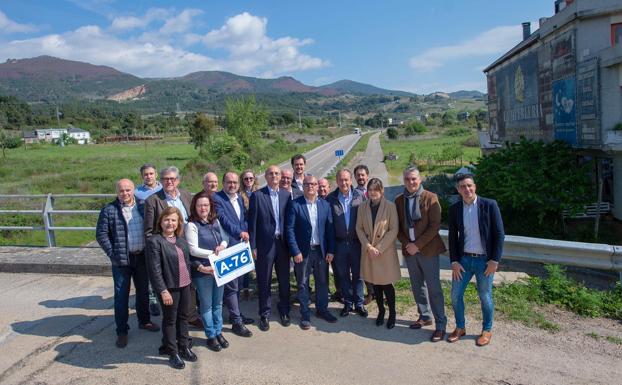 El PP del Bierzo reitera su compromiso con la A-76 en un acto reivindicativo celebrado en O Barco de Valdeorras